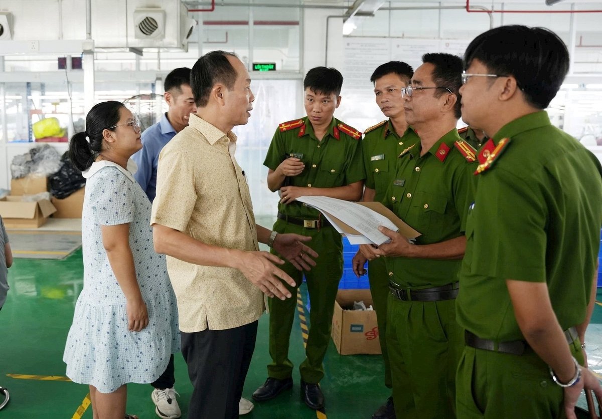 Lãnh đạo TP Huế trong một lần kiểm tra dự án Nhà máy Kanglongda Huế. Ảnh: V.D Lãnh đạo TP Huế trong một lần kiểm tra dự án Nhà máy Kanglongda Huế. Ảnh: V.D