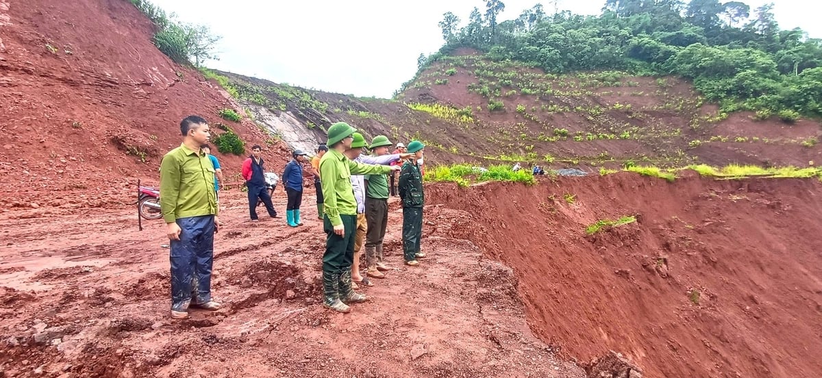Kiểm tra công tác phòng chống thiên tai tại xã Si Pa Phìn. Ảnh: Hoàng Châu.