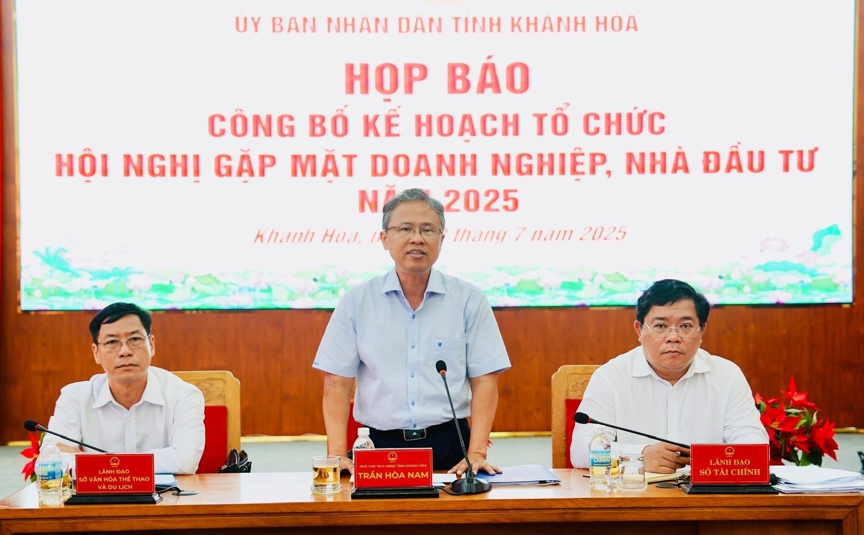 Ông Trần Hòa Nam, Phó Chủ tịch UBND tỉnh Khánh Hòa chủ trì buổi họp báo. Ảnh: Đình Lâm. Ông Trần Hòa Nam, Phó Chủ tịch UBND tỉnh Khánh Hòa chủ trì buổi họp báo. Ảnh: Đình Lâm.