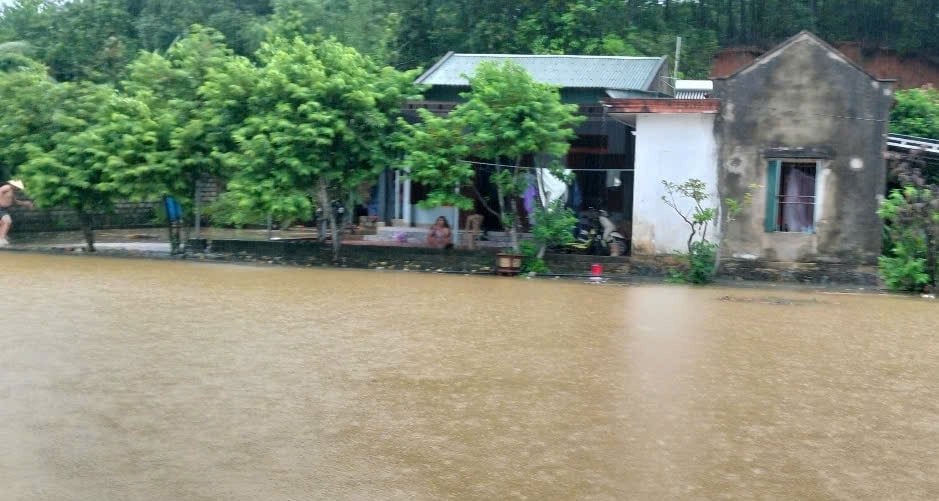 Trước nhà người dân là mênh mông nước. Trước nhà người dân là mênh mông nước.
