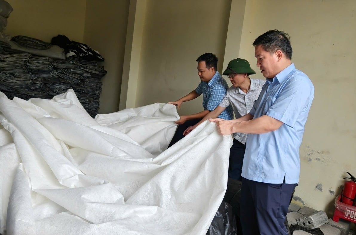 Deputy Director Bui Xuan Dieu conducting a logistics inspection for the Typhoon Wipha prevention and control operations. Photo: Bao Thang.