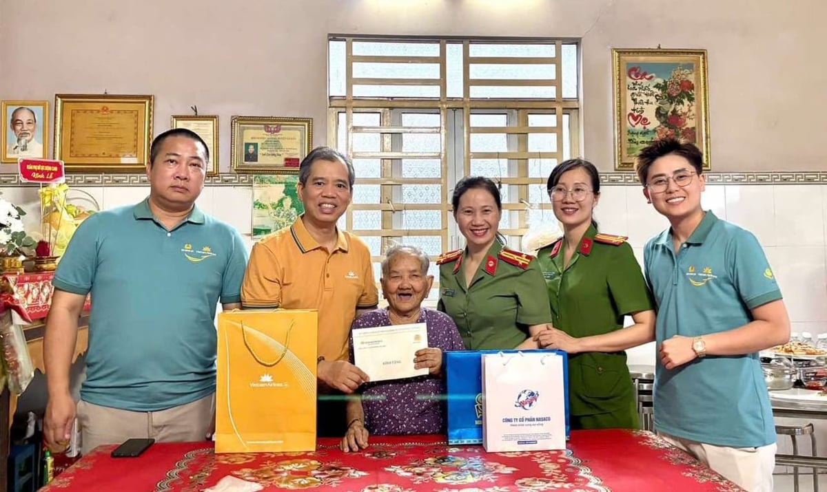 Vietnam Airlines phối hợp với Bộ Công An tổ chức hoạt động tri ân ý nghĩa - trao quà cho mẹ Việt Nam Anh Hùng. Ảnh: Vietnam Airlines. Vietnam Airlines phối hợp với Bộ Công An tổ chức hoạt động tri ân ý nghĩa - trao quà cho mẹ Việt Nam Anh Hùng. Ảnh: Vietnam Airlines.