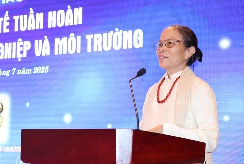 Nghệ nhân ưu tú Phan Thị Thuận, Giám đốc Công ty THNN dâu tơ tằm Mỹ Đức, giới thiệu giải pháp sản xuất theo mô hình kinh tế tuần hoàn cho sản phẩm OCOP tơ lụa 5 sao. Ảnh: ST. Nghệ nhân ưu tú Phan Thị Thuận, Giám đốc Công ty THNN dâu tơ tằm Mỹ Đức, giới thiệu giải pháp sản xuất theo mô hình kinh tế tuần hoàn cho sản phẩm OCOP tơ lụa 5 sao. Ảnh: ST.
