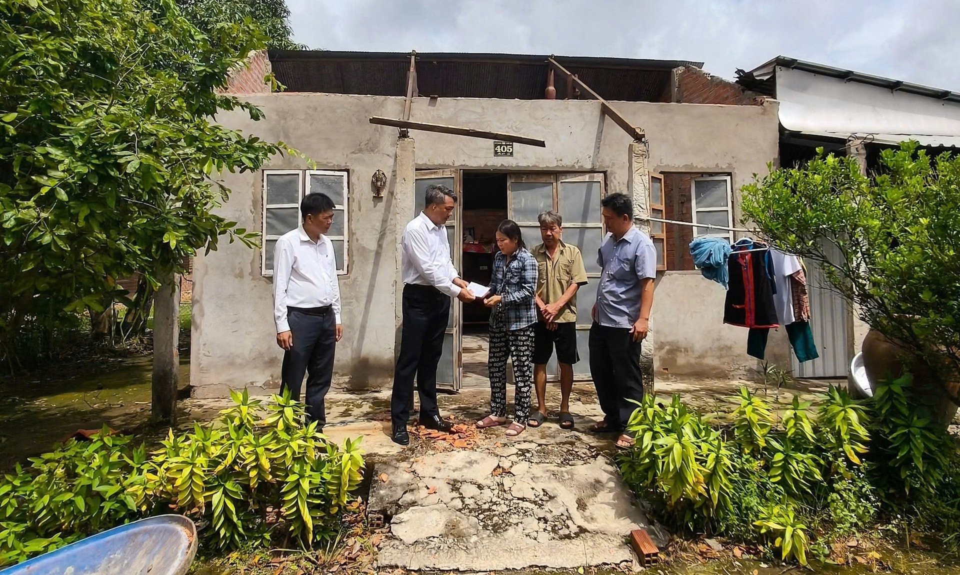 Ngay sau khi thiên tai xảy ra, UBND các xã, phường đã huy động lực lượng tại chỗ hỗ trợ người dân khắc phục hậu quả. Ảnh: CTV. Ngay sau khi thiên tai xảy ra, UBND các xã, phường đã huy động lực lượng tại chỗ hỗ trợ người dân khắc phục hậu quả. Ảnh: CTV.