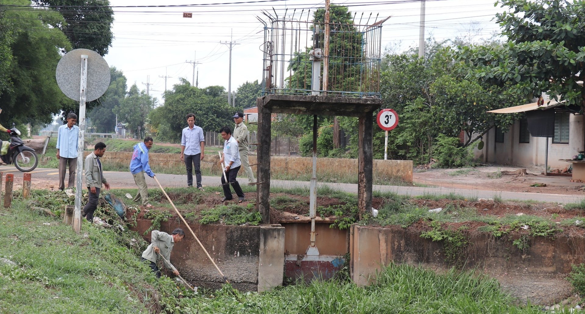Công việc của thủy nông cơ sở khá vất vả nhưng chế độ đãi ngộ chưa tương xứng. Ảnh: Trần Trung. Công việc của thủy nông cơ sở khá vất vả nhưng chế độ đãi ngộ chưa tương xứng. Ảnh: Trần Trung.