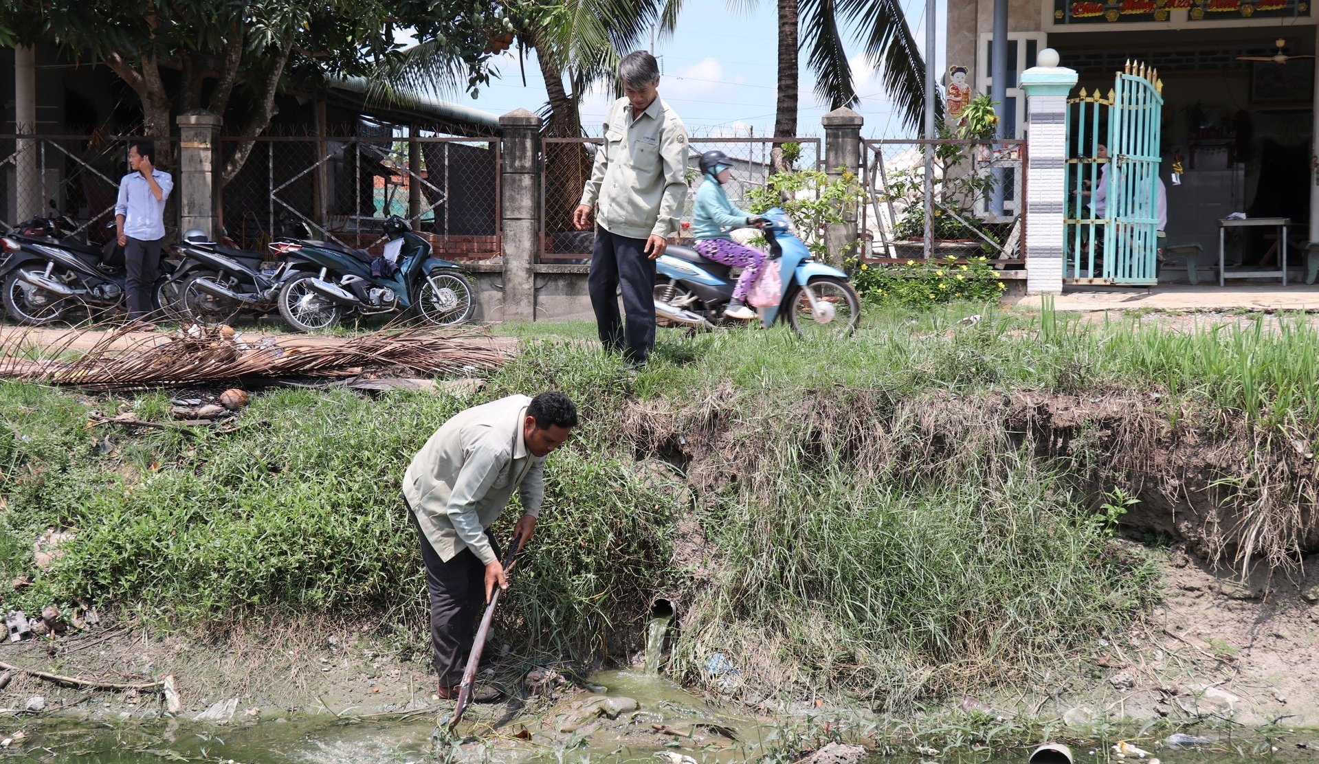 Thủy nông viên là 'mắt xích cuối' của hệ thống thủy lợi, là người đưa dòng nước về tận chân ruộng nhưng lại chưa được nhìn nhận đúng mức. Ảnh: Trần Trung. Thủy nông viên là 'mắt xích cuối' của hệ thống thủy lợi, là người đưa dòng nước về tận chân ruộng nhưng lại chưa được nhìn nhận đúng mức. Ảnh: Trần Trung.