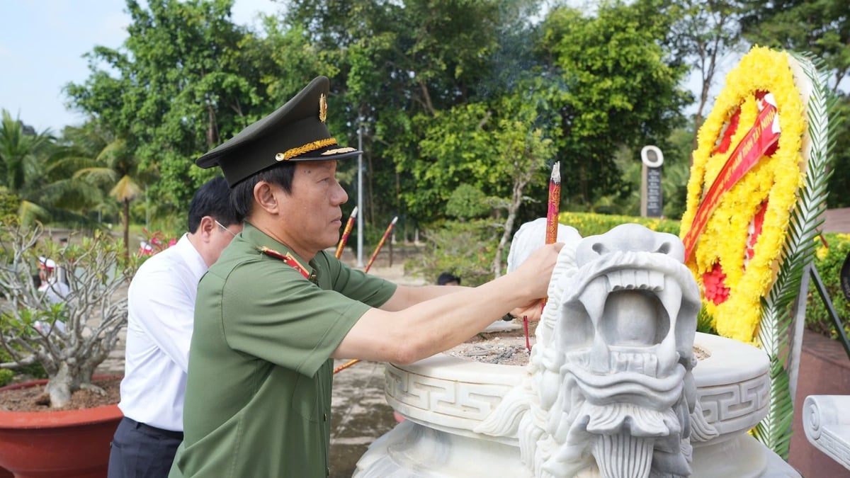 Đại tướng Lương Tam Quang, Ủy viên Bộ Chính trị, Bộ trưởng Bộ Công an dâng hương tri ân các Anh hùng liệt sĩ Đồi 82 - Tân Biên. Ảnh: Trần Phú. Đại tướng Lương Tam Quang, Ủy viên Bộ Chính trị, Bộ trưởng Bộ Công an dâng hương tri ân các Anh hùng liệt sĩ Đồi 82 - Tân Biên. Ảnh: Trần Phú.