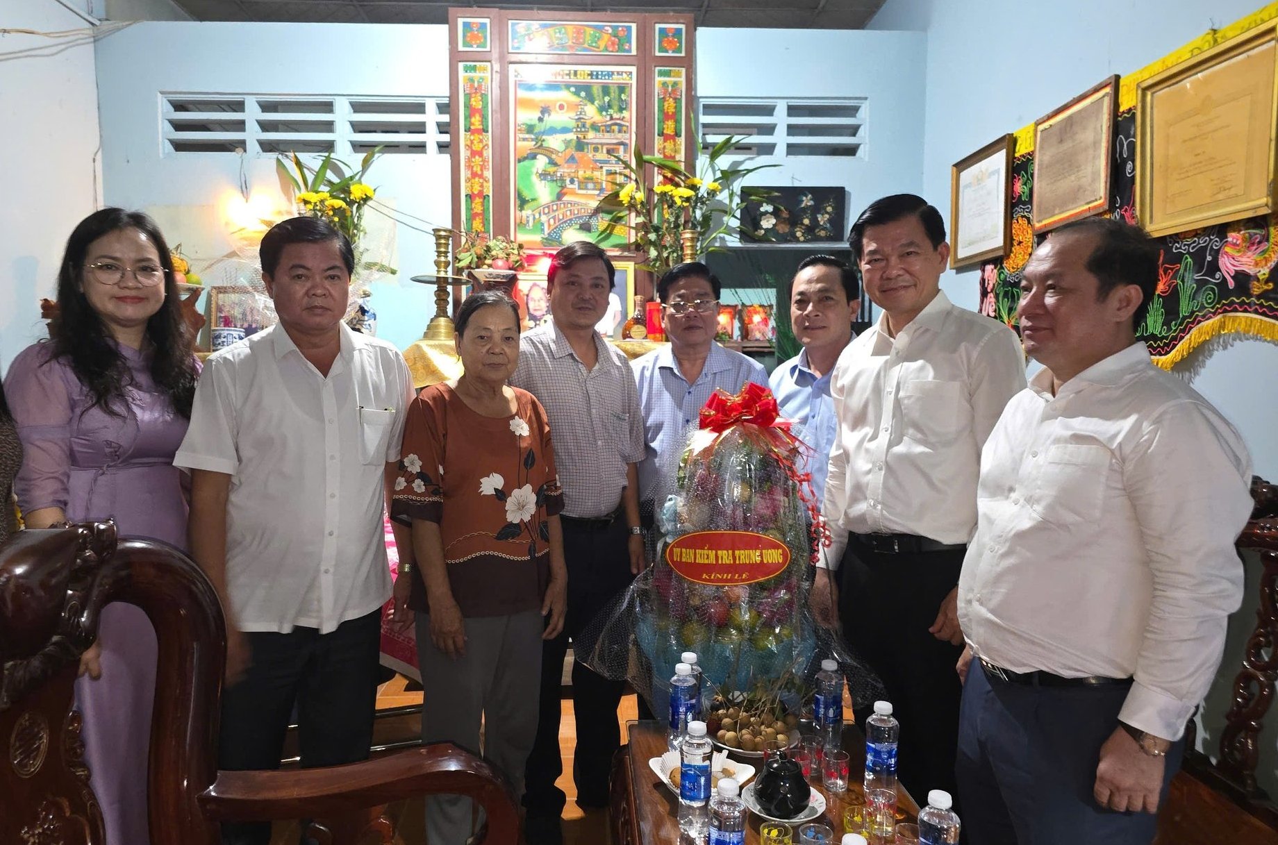 Đoàn công tác đến thăm gia đình liệt sĩ Lê Văn Khá. Ảnh: Hoàng Trung. Đoàn công tác đến thăm gia đình liệt sĩ Lê Văn Khá. Ảnh: Hoàng Trung.