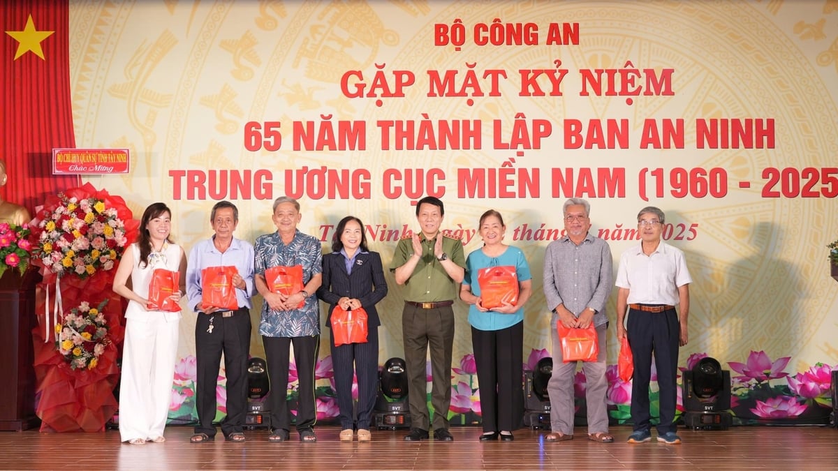 Đại tướng Lương Tam Quang, Bộ trưởng Bộ Công an yêu cầu lực lượng Công an nhân dân tiếp tục phát huy truyền thống cách mạng, thực hiện tốt công tác đền ơn đáp nghĩa. Ảnh: Trần Phú. Đại tướng Lương Tam Quang, Bộ trưởng Bộ Công an yêu cầu lực lượng Công an nhân dân tiếp tục phát huy truyền thống cách mạng, thực hiện tốt công tác đền ơn đáp nghĩa. Ảnh: Trần Phú.
