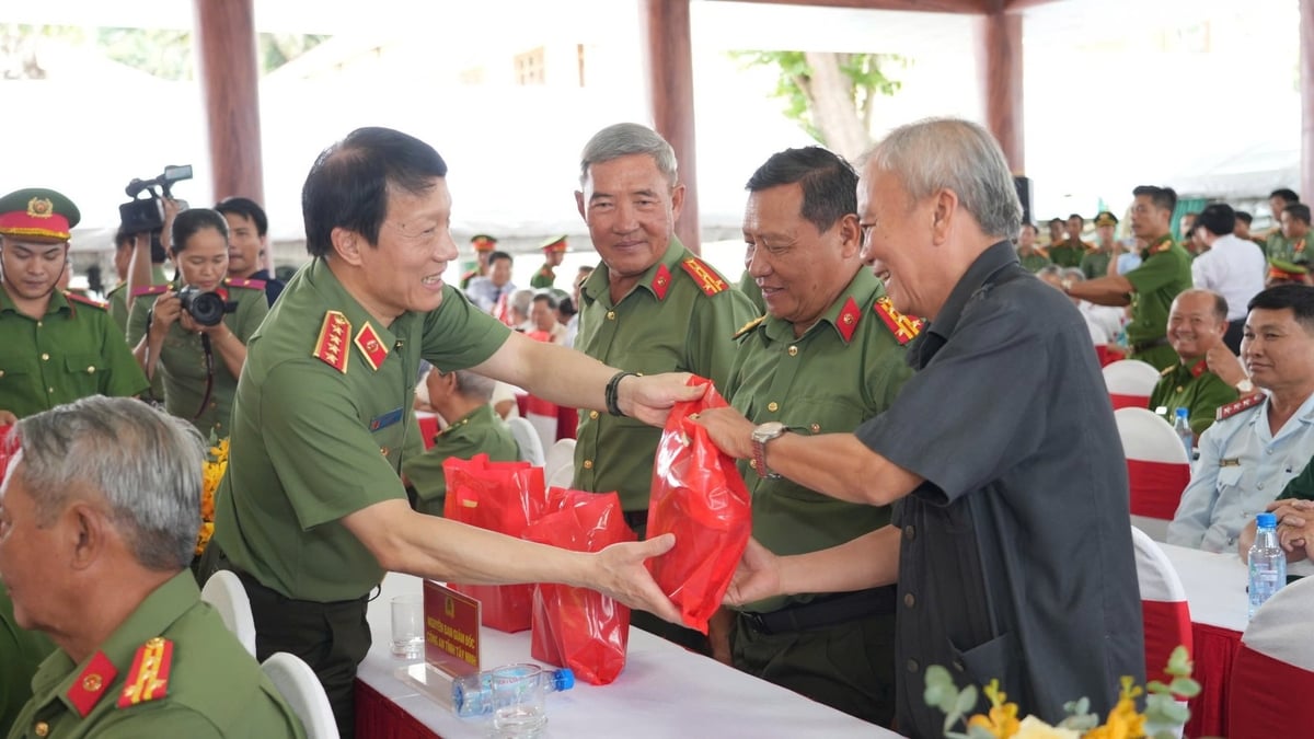 Đại tướng Lương Tam Quang động viên các đồng chí nguyên cán bộ Ban An ninh Trung ương Cục miền Nam. Ảnh: Trần Phú. Đại tướng Lương Tam Quang động viên các đồng chí nguyên cán bộ Ban An ninh Trung ương Cục miền Nam. Ảnh: Trần Phú.