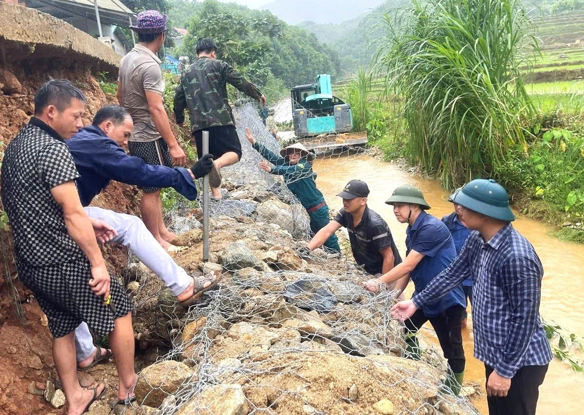 Chính quyền và người dân xã Tân Hợp gia cố đường giao thông bị sạt lở. Ảnh: Người dân cung cấp. Chính quyền và người dân xã Tân Hợp gia cố đường giao thông bị sạt lở. Ảnh: Người dân cung cấp.