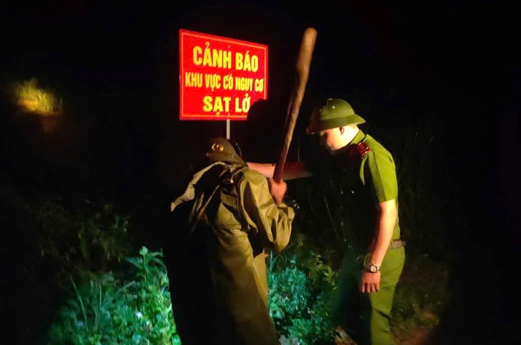 Các lực lượng dầm mưa, cắm biển cánh báo nguy hiểm trong đêm. Ảnh: Người dân cung cấp. Các lực lượng dầm mưa, cắm biển cánh báo nguy hiểm trong đêm. Ảnh: Người dân cung cấp.