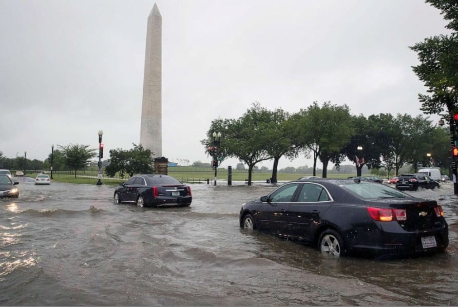 Ô tô mắc kẹt trong lũ quét gần Đài tưởng niệm Washington, D.C. Ảnh: ABC News. Ô tô mắc kẹt trong lũ quét gần Đài tưởng niệm Washington, D.C. Ảnh: ABC News.