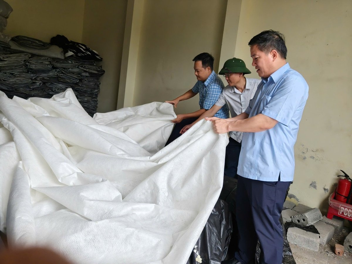 Phó Giám đốc Bùi Xuân Diệu kiểm tra công tác hậu cần phòng, chống bão Wipha. Ảnh: Bảo Thắng. Phó Giám đốc Bùi Xuân Diệu kiểm tra công tác hậu cần phòng, chống bão Wipha. Ảnh: Bảo Thắng.