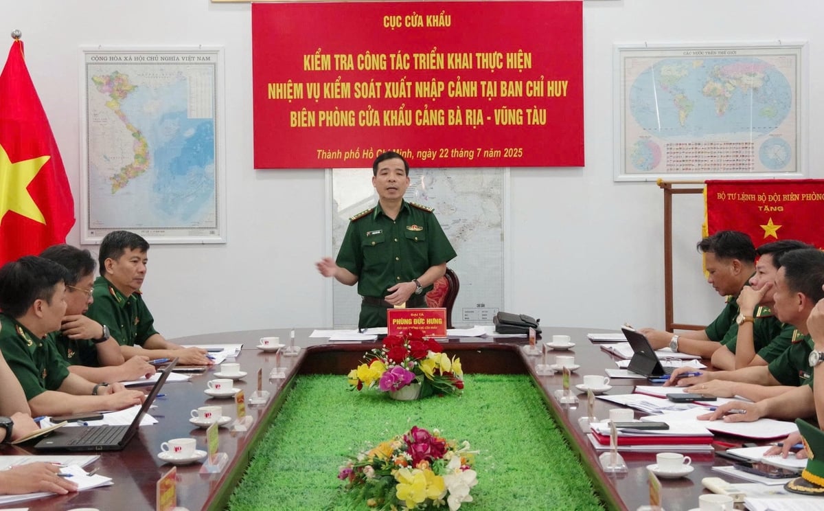 Đại tá Phùng Đức Hưng, Phó Cục trưởng Cục Cửa khẩu BĐBP phát biểu kết luận tại đợt kiểm tra. Ảnh: Quang Anh.