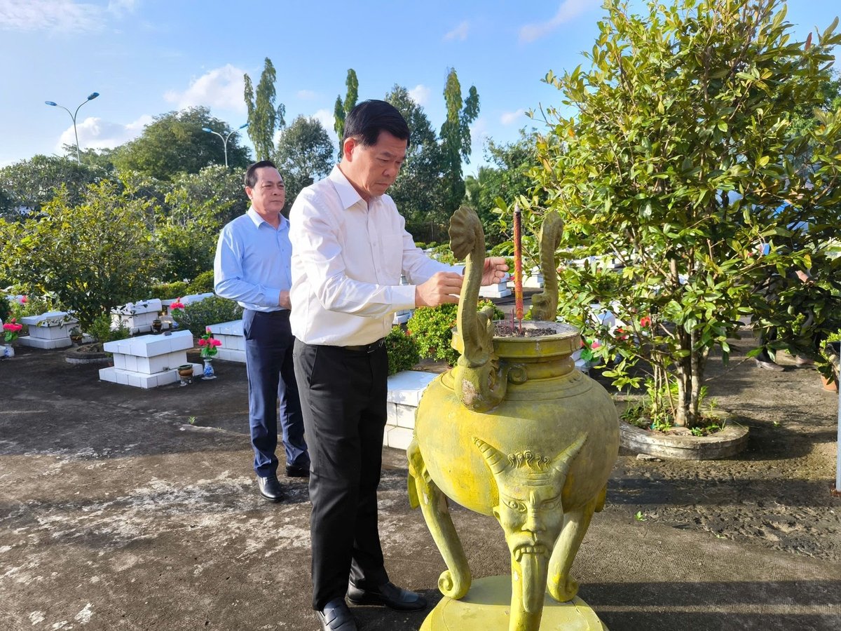 Đồng chí Nguyễn Hồng Lĩnh- Ủy viên Trung ương Đảng, Phó Chủ nhiệm Ủy ban Kiểm tra Trung ương dâng hương tại Đài liệt sĩ, Nghĩa trang liệt sĩ Miếu Điền. Ảnh: Hoàng Trung. Đồng chí Nguyễn Hồng Lĩnh- Ủy viên Trung ương Đảng, Phó Chủ nhiệm Ủy ban Kiểm tra Trung ương dâng hương tại Đài liệt sĩ, Nghĩa trang liệt sĩ Miếu Điền. Ảnh: Hoàng Trung.