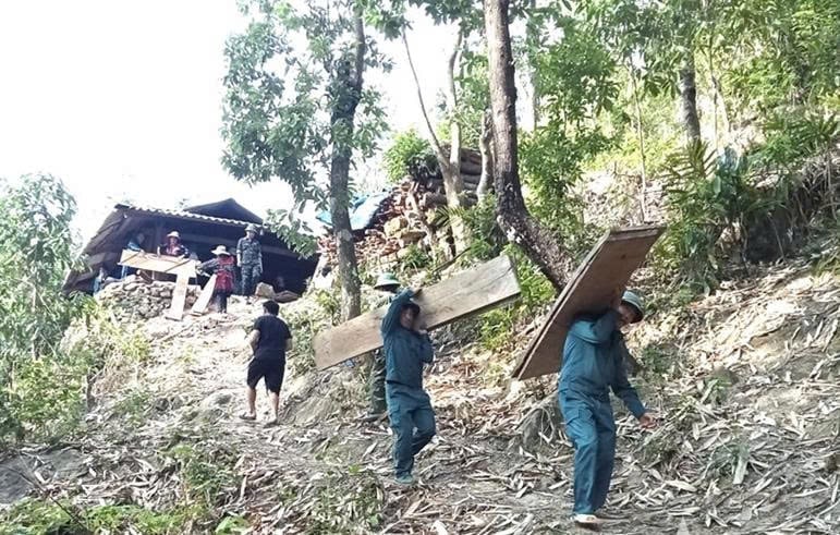 Hỗ trợ người dân tháo dỡ, di dời nhà cửa ra khỏi vùng nguy cơ sạt lở nhằm đẩm bảo an toàn trong mùa mưa lũ. Ảnh: Hoàng Châu. Hỗ trợ người dân tháo dỡ, di dời nhà cửa ra khỏi vùng nguy cơ sạt lở nhằm đẩm bảo an toàn trong mùa mưa lũ. Ảnh: Hoàng Châu.