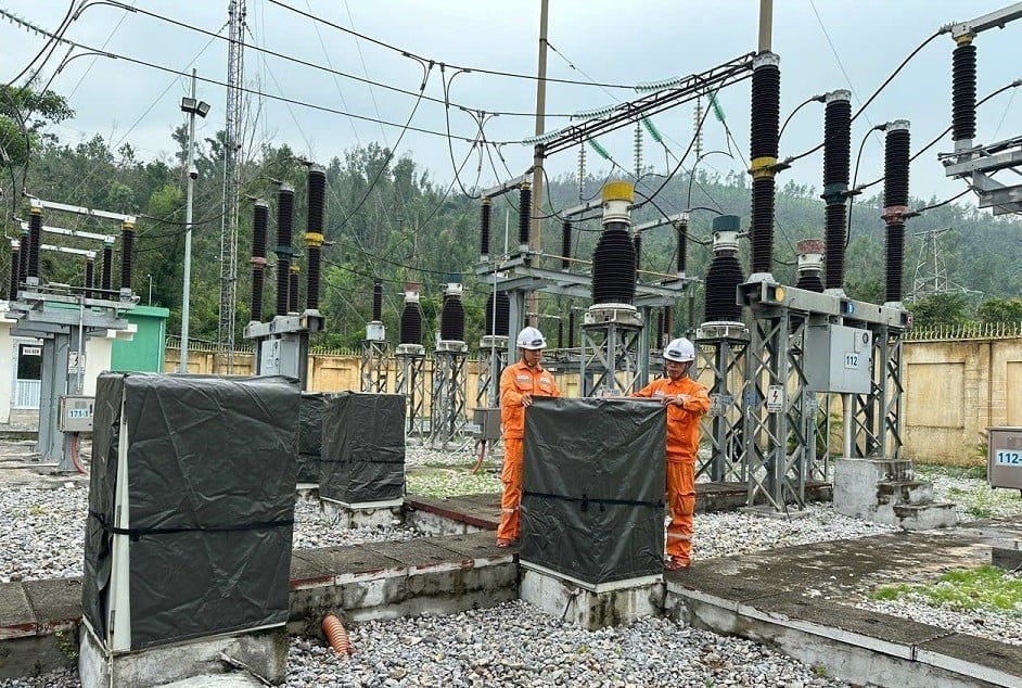 Công nhân TBA 110 kV Giếng Đáy, PC Quảng Ninh thực hiện chằng chống thiết bị, phòng chống cơn bão số 3. Ảnh: EVNNPC. Công nhân TBA 110 kV Giếng Đáy, PC Quảng Ninh thực hiện chằng chống thiết bị, phòng chống cơn bão số 3. Ảnh: EVNNPC.