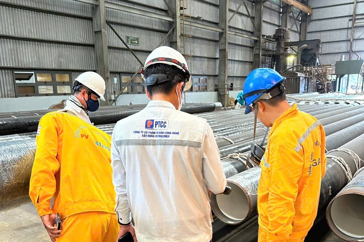Công nhân kiểm tra sản phẩm trước khi bàn giao cho khách hàng. Ảnh: PV GAS. Công nhân kiểm tra sản phẩm trước khi bàn giao cho khách hàng. Ảnh: PV GAS.