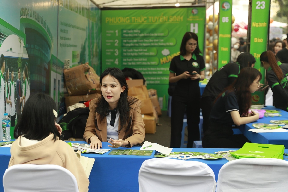 HUNRE mạnh dạn đổi mới chương trình đào tạo, chiến lược truyền thông và hình thức tuyển sinh để nâng tầm các ngành khó tuyển. Ảnh: Mai Anh. HUNRE mạnh dạn đổi mới chương trình đào tạo, chiến lược truyền thông và hình thức tuyển sinh để nâng tầm các ngành khó tuyển. Ảnh: Mai Anh.