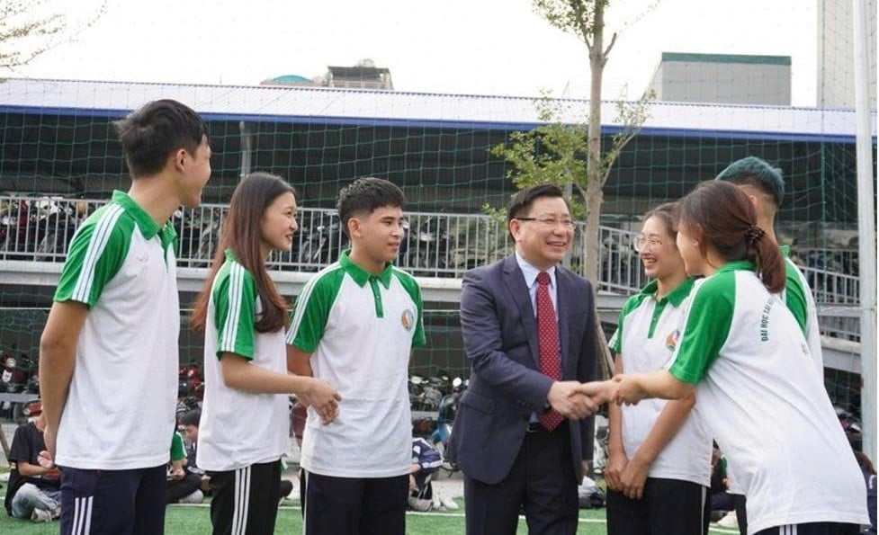 PGS.TS Hoàng Anh Huy - Hiệu trưởng Trường Đại học Tài nguyên và Môi trường Hà Nội chia sẻ: 'Chúng tôi không xem các ngành khó tuyển là yếu điểm, mà là cơ hội để tạo ra sự khác biệt bằng công nghệ, thực tiễn và tư duy truyền thông mới'. PGS.TS Hoàng Anh Huy - Hiệu trưởng Trường Đại học Tài nguyên và Môi trường Hà Nội chia sẻ: 'Chúng tôi không xem các ngành khó tuyển là yếu điểm, mà là cơ hội để tạo ra sự khác biệt bằng công nghệ, thực tiễn và tư duy truyền thông mới'.
