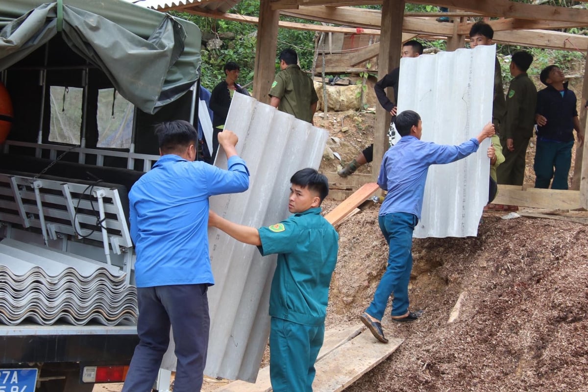 Xã Tùa Thàng huy động lực lượng hỗ trợ gia đình anh Hờ A Phổng, thôn Đề Chu di dời khỏi vùng sạt lở. Ảnh: Xã Tùa Thàng. Xã Tùa Thàng huy động lực lượng hỗ trợ gia đình anh Hờ A Phổng, thôn Đề Chu di dời khỏi vùng sạt lở. Ảnh: Xã Tùa Thàng.