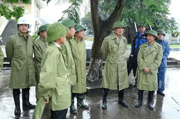 Chủ tịch HĐTV Tập đoàn Ngô Hoàng Ngân, Phó Tổng giám đốc Tập đoàn, Giám đốc Trung tâm ĐHSX tại Quảng Ninh Nguyễn Huy Nam kiểm tra tại khu vực cảng chính Cửa Ông. Ảnh: TKV