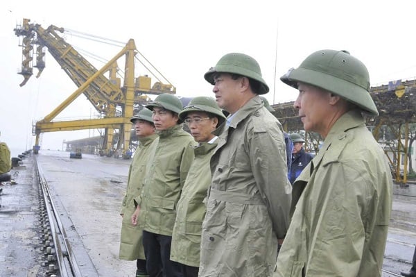 Kiểm tra tại khu vực cảng chính Cửa Ông. Ảnh: TKV