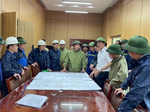 Phó TGĐ Tập đoàn, Giám đốc Trung tâm ĐHSX tại Quảng Ninh Nguyễn Huy Nam kiểm tra công tác ứng phó bão số 3 tại Công ty Tuyển than Cửa Ông và Công ty Than Khe Chàm. Ảnh: TKV