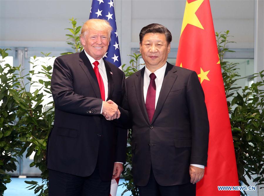 Chủ tịch Trung Quốc Tập Cận Bình (phải) gặp người đồng cấp Hoa Kỳ Donald Trump để thảo luận về quan hệ song phương và các vấn đề nóng toàn cầu bên lề hội nghị thượng đỉnh Nhóm 20 (G20), tại Hamburg, Đức, ngày 8/7/2017. Ảnh: Xinhua/Yao Dawei.