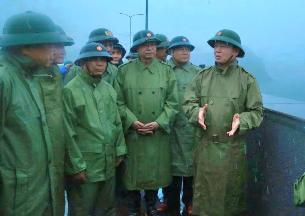 nghe-an-lu-quet-cuon-troi-cau-nha-dan-o-xa-bien-gioi-150144_412