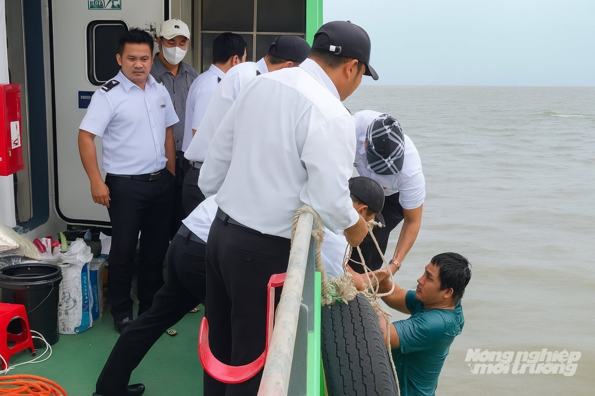Ngư dân Lê Văn Sỹ trôi dạt trên biển nhiều giờ may mắn được thủy thủ tàu cao tốc Lightning 68-6 phát hiện và cứu vớt an toàn. Ảnh: Do người dân cung cấp.