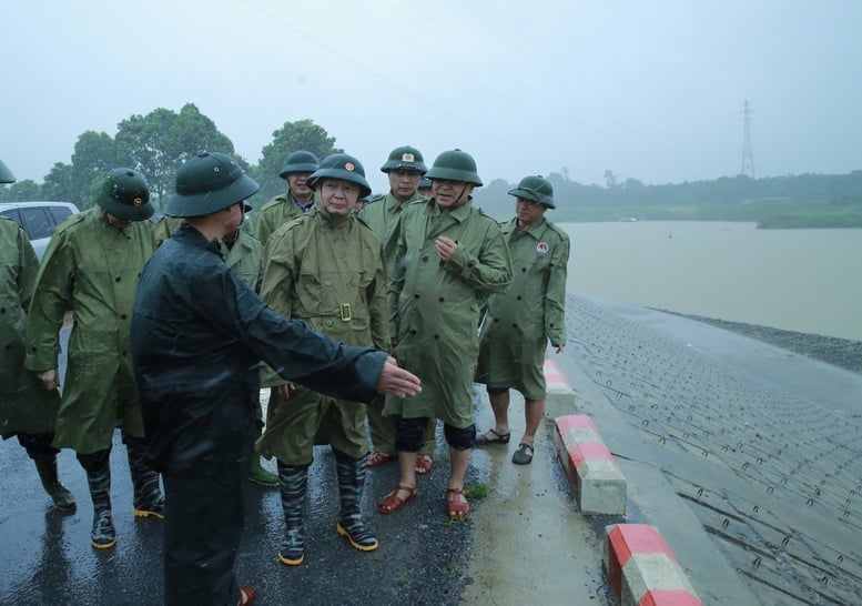 Phó Thủ tướng Trần Hồng Hà kiểm tra công tác phòng, chống bão tại công trình kè chống sạt lở hai bên cầu Vạn Hà. Ảnh: Cổng thông tin điện tử Chính phủ. Phó Thủ tướng Trần Hồng Hà kiểm tra công tác phòng, chống bão tại công trình kè chống sạt lở hai bên cầu Vạn Hà. Ảnh: Cổng thông tin điện tử Chính phủ.