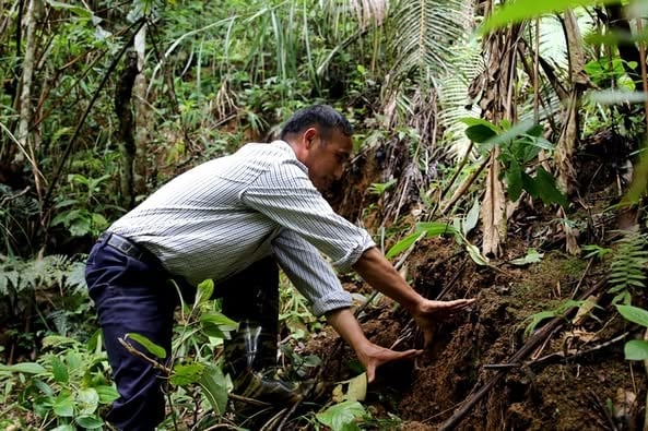 Kiểm tra khu vực sạt lở đất tại xã Xa Dung đánh giá mức độ nguy hiểm, kịp thời đề xuất phương án xử lý, đảm bảo an toàn cho người dân. Ảnh: Hoàng Châu.