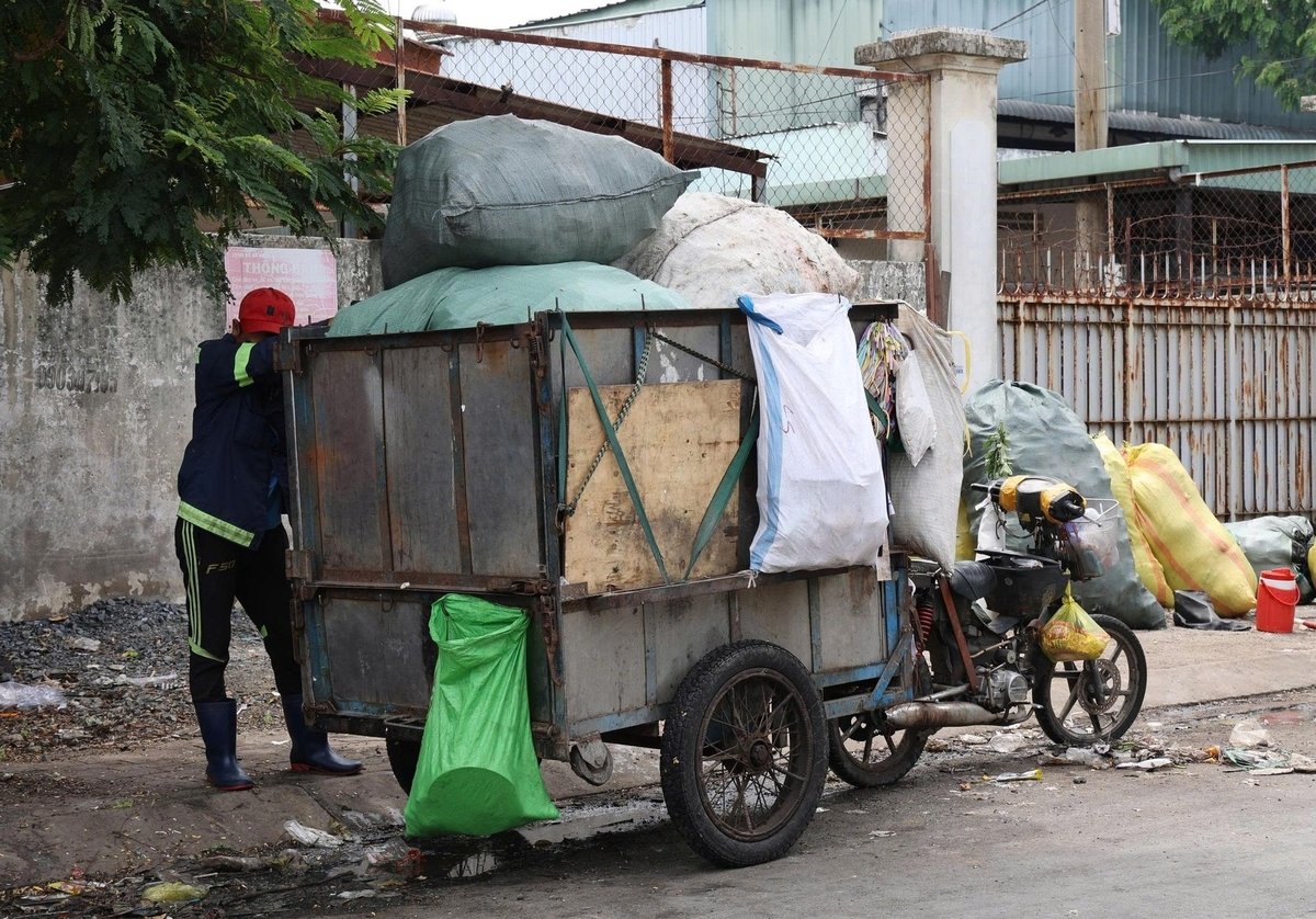 Việc thu gom, vận chuyển, xử lý chất thải rắn tại TP HCM vẫn còn nhiều khó khăn. Ảnh: Lưu Niệm. Việc thu gom, vận chuyển, xử lý chất thải rắn tại TP HCM vẫn còn nhiều khó khăn. Ảnh: Lưu Niệm.