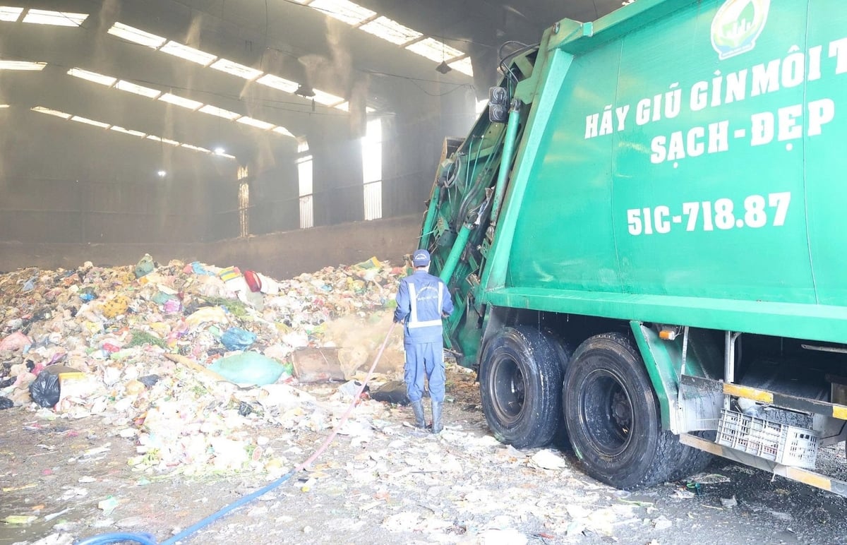 Tỷ lệ thu gom, xử lý chất thải rắn sinh hoạt đạt khoảng 99,3%, nhưng 60% trong số đó vẫn được xử lý bằng hình thức chôn lấp. Ảnh: Hà Duyên. Tỷ lệ thu gom, xử lý chất thải rắn sinh hoạt đạt khoảng 99,3%, nhưng 60% trong số đó vẫn được xử lý bằng hình thức chôn lấp. Ảnh: Hà Duyên.