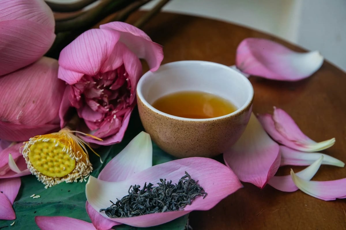 Nhấp ngụm trà sen, thấy lòng nhẹ tênh. Ảnh: Quang Thái. Nhấp ngụm trà sen, thấy lòng nhẹ tênh. Ảnh: Quang Thái.