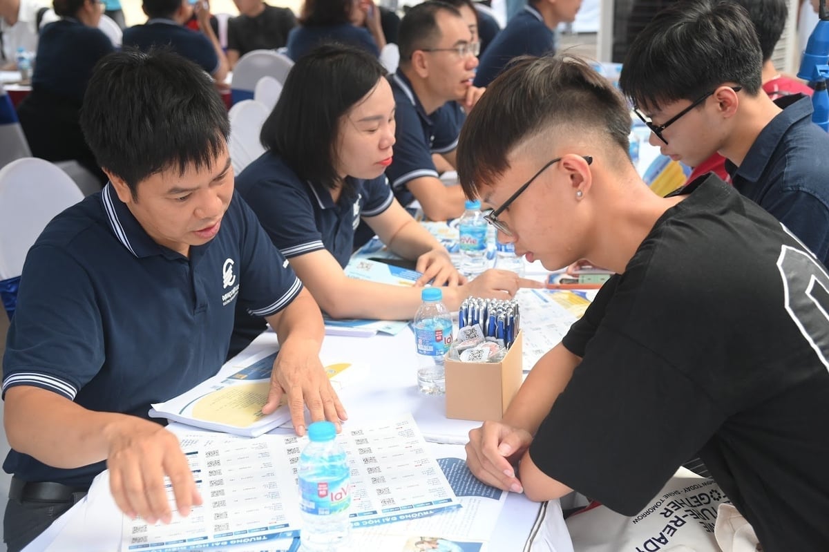 Cán bộ, giảng viên trực tiếp tư vấn, hỗ trợ lựa chọn ngành học phù hợp với điểm thi, sở thích và xu hướng nghề nghiệp trong tương lai. Ảnh: EPU. Cán bộ, giảng viên trực tiếp tư vấn, hỗ trợ lựa chọn ngành học phù hợp với điểm thi, sở thích và xu hướng nghề nghiệp trong tương lai. Ảnh: EPU.