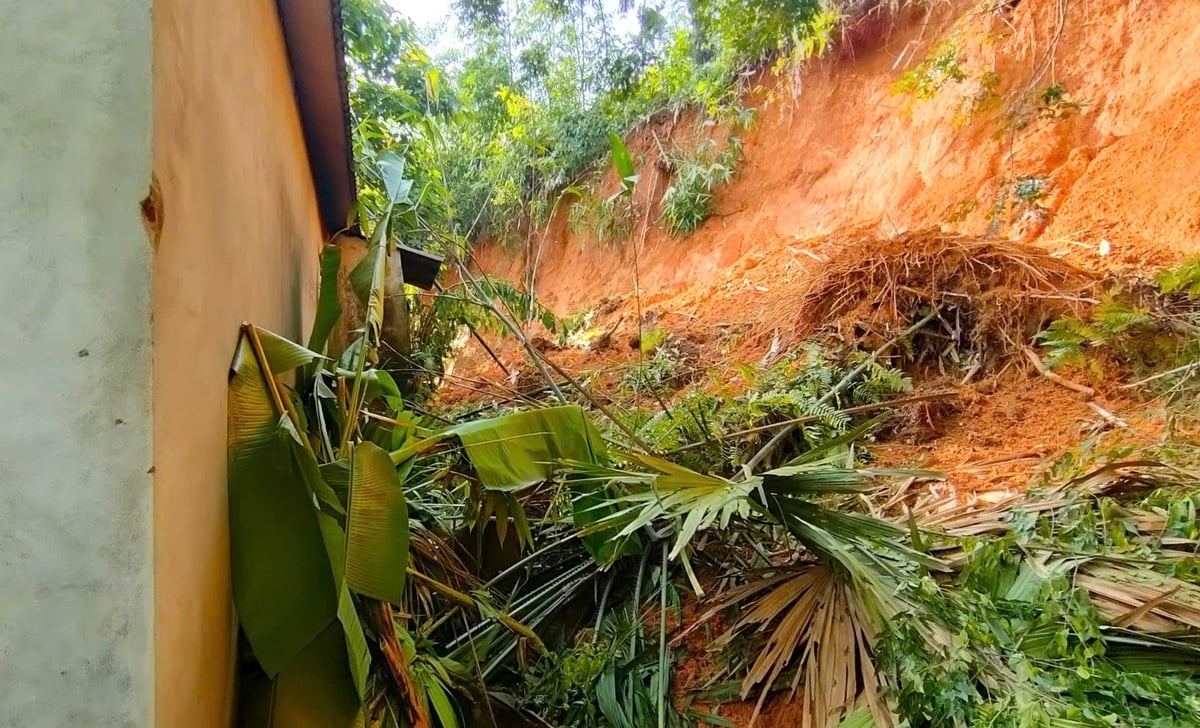 Sạt lở đất do mưa lớn kéo dài khiến người dân Tuyên Quang bị ảnh hưởng nặng nề do thiên tai gây ra. Ảnh: Đào Thanh. Sạt lở đất do mưa lớn kéo dài khiến người dân Tuyên Quang bị ảnh hưởng nặng nề do thiên tai gây ra. Ảnh: Đào Thanh.