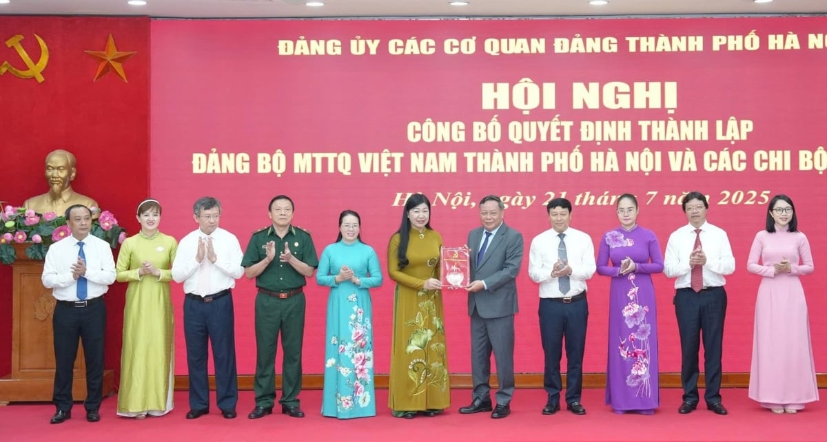 Phó Bí thư Thường trực Thành ủy, Bí thư Đảng ủy các cơ quan Đảng thành phố Nguyễn Văn Phong trao Quyết định thành lập Đảng bộ MTTQ Việt Nam thành phố Hà Nội. Ảnh: Thu Hằng. Phó Bí thư Thường trực Thành ủy, Bí thư Đảng ủy các cơ quan Đảng thành phố Nguyễn Văn Phong trao Quyết định thành lập Đảng bộ MTTQ Việt Nam thành phố Hà Nội. Ảnh: Thu Hằng.