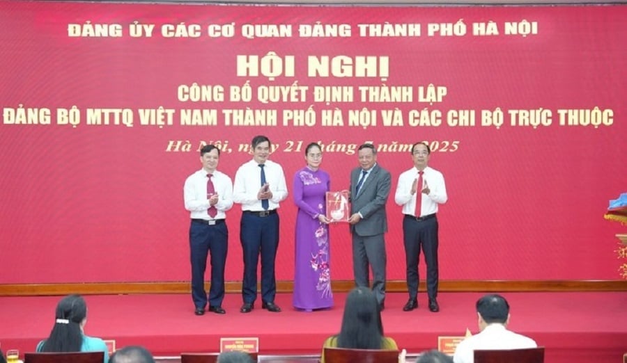 Phó Bí thư Thường trực Thành ủy Nguyễn Văn Phong trao Quyết định thành lập Ủy ban Kiểm tra Đảng ủy MTTQ Việt Nam thành phố Hà Nội. Ảnh: Thu Hằng Phó Bí thư Thường trực Thành ủy Nguyễn Văn Phong trao Quyết định thành lập Ủy ban Kiểm tra Đảng ủy MTTQ Việt Nam thành phố Hà Nội. Ảnh: Thu Hằng