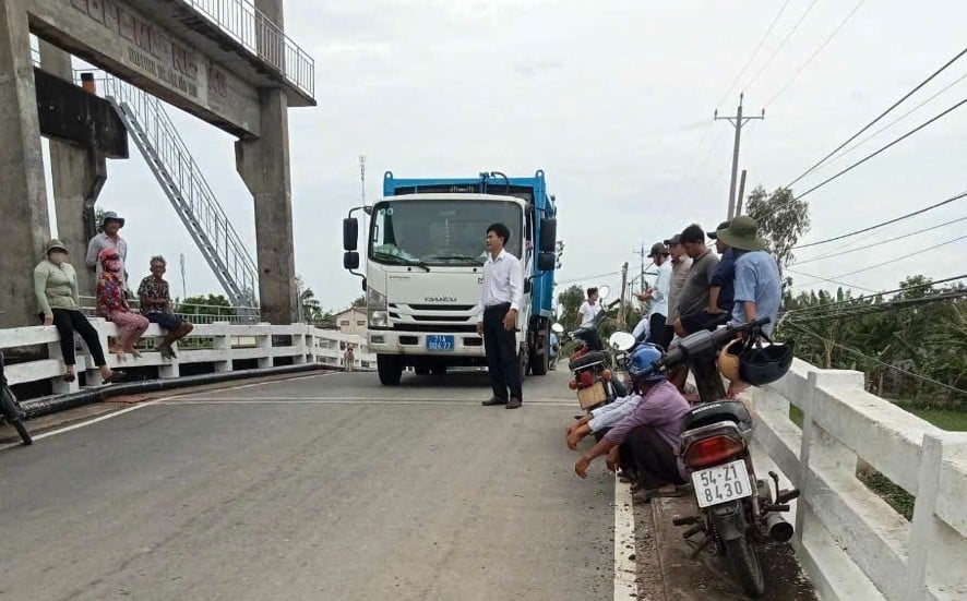 Hàng chục hộ dân chặn xe rác, không cho vào bãi đổ. Ảnh: Minh Đảm. Hàng chục hộ dân chặn xe rác, không cho vào bãi đổ. Ảnh: Minh Đảm.