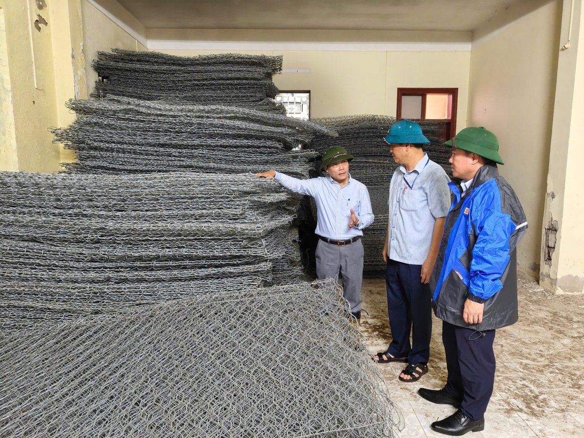 Phó Cục trưởng Cục Quản lý đê điều và Phòng chống thiên tai Nguyễn Văn Tiến (trái) cùng lãnh đạo địa phương xã Hải Thịnh, tỉnh Ninh Bình kiểm tra kho vật tư. Ảnh: Bá Thắng. Phó Cục trưởng Cục Quản lý đê điều và Phòng chống thiên tai Nguyễn Văn Tiến (trái) cùng lãnh đạo địa phương xã Hải Thịnh, tỉnh Ninh Bình kiểm tra kho vật tư. Ảnh: Bá Thắng.