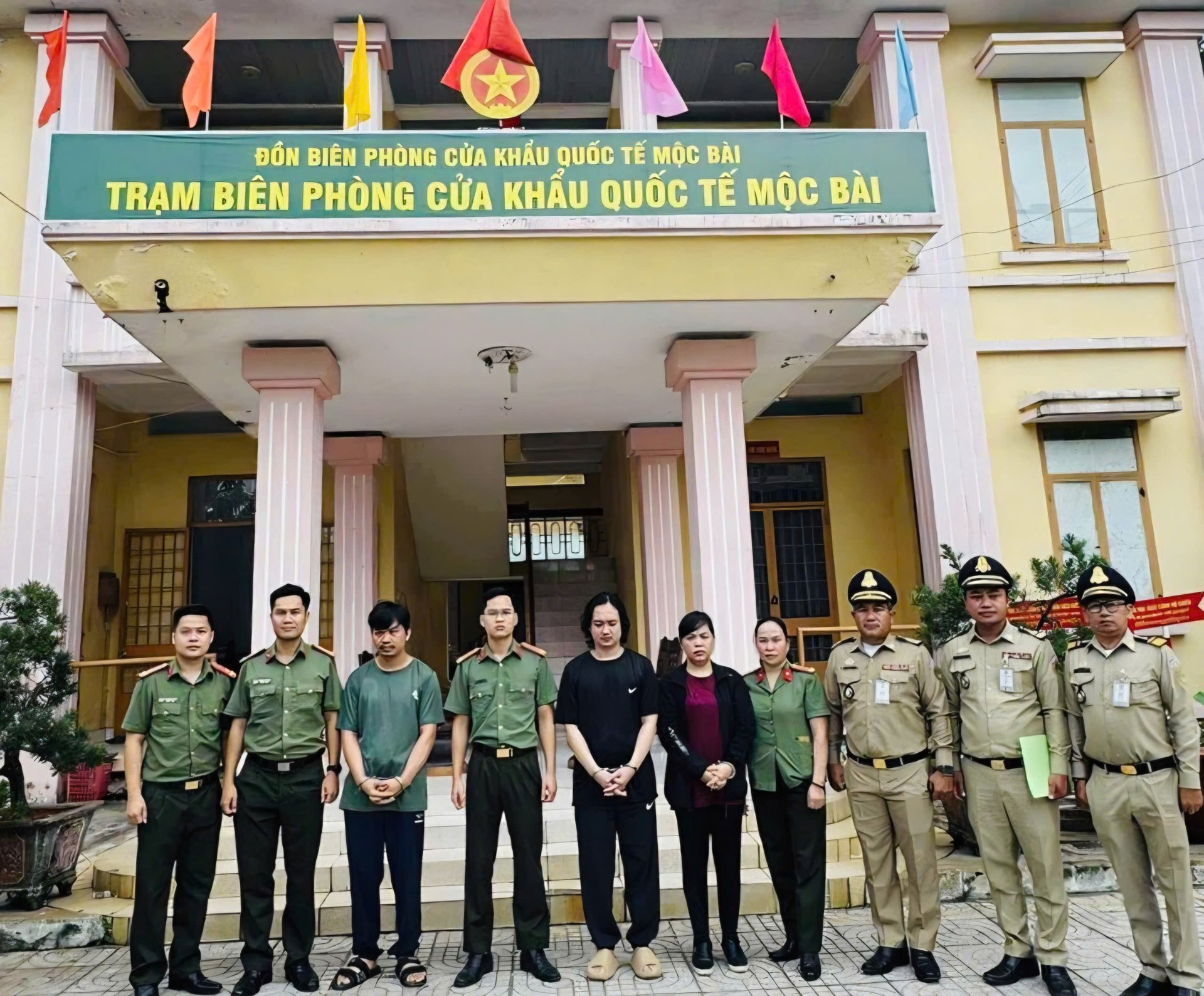 Lực lượng chức năng Campuchia phối hợp, bàn giao 3 đối tượng bị truy nã đặc biệt cho Công an tỉnh Quảng Ninh tại Cửa khẩu Quốc tế Mộc Bài, tỉnh Tây Ninh. Ảnh: An ninh Thủ đô. Lực lượng chức năng Campuchia phối hợp, bàn giao 3 đối tượng bị truy nã đặc biệt cho Công an tỉnh Quảng Ninh tại Cửa khẩu Quốc tế Mộc Bài, tỉnh Tây Ninh. Ảnh: An ninh Thủ đô.