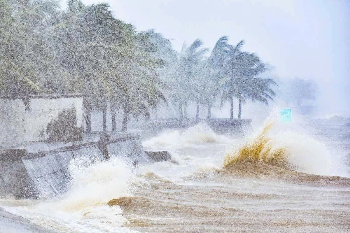 Sóng mạnh tại biển Hải Tiến (Thanh Hóa) trưa 22/7. Ảnh: Quốc Toản. Sóng mạnh tại biển Hải Tiến (Thanh Hóa) trưa 22/7. Ảnh: Quốc Toản.