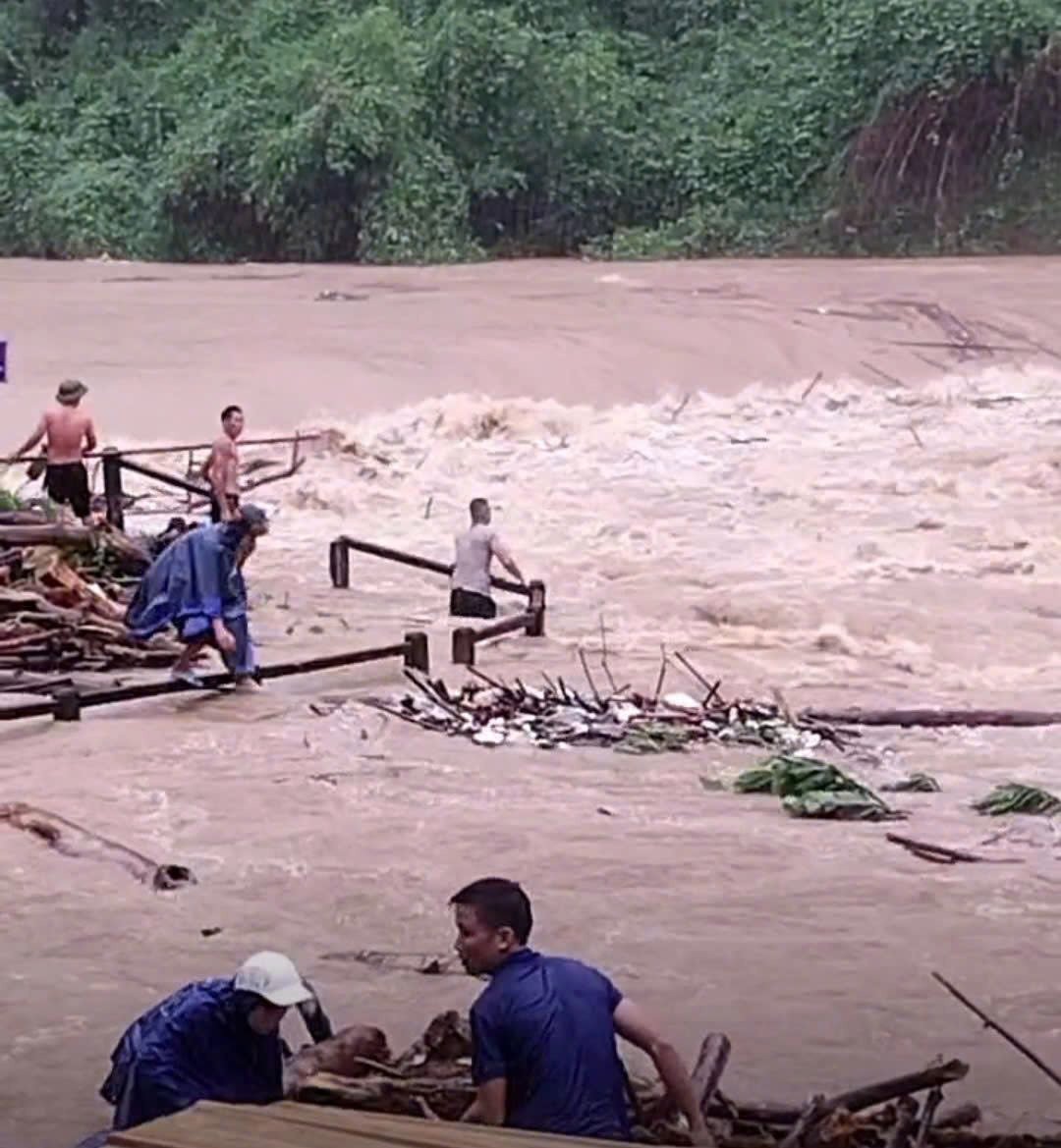 Người dân bất chấp nguy hiểm vớt củi tại đập Kẻ Cọc, xã Châu Tiến, tỉnh Nghệ An, chiều 22/7. Ảnh: Cắt từ video người dân cung cấp/Đình Tiệp. Người dân bất chấp nguy hiểm vớt củi tại đập Kẻ Cọc, xã Châu Tiến, tỉnh Nghệ An, chiều 22/7. Ảnh: Cắt từ video người dân cung cấp/Đình Tiệp.