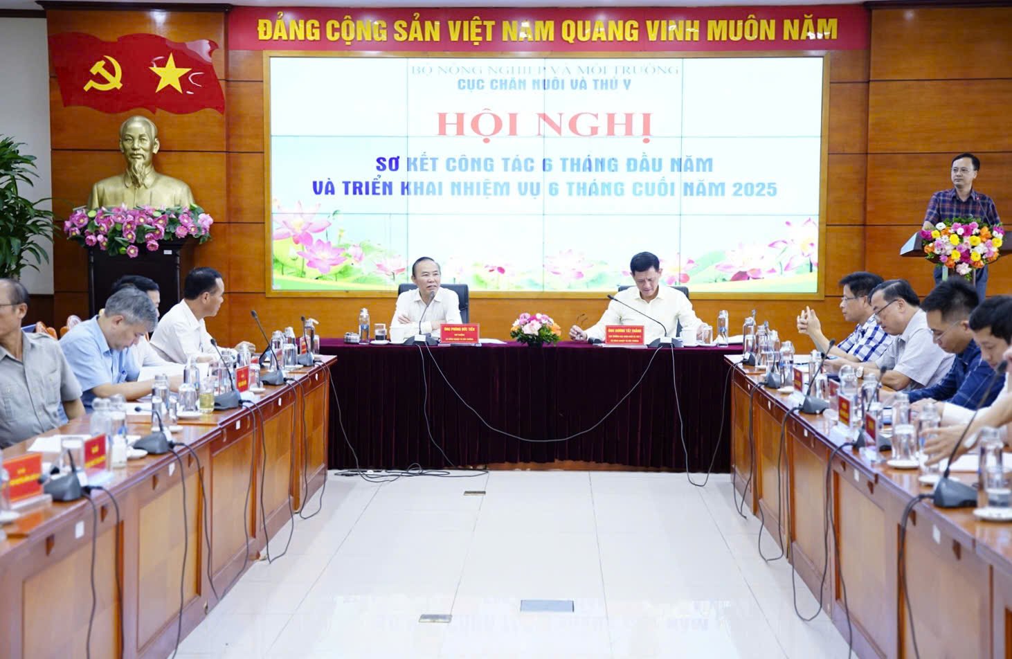 Thứ trưởng Phùng Đức Tiến và Cục trưởng Cục Chăn nuôi và Thú y Dương Tất Thắng chủ trì Hội nghị. Ảnh: Linh Linh. Thứ trưởng Phùng Đức Tiến và Cục trưởng Cục Chăn nuôi và Thú y Dương Tất Thắng chủ trì Hội nghị. Ảnh: Linh Linh.