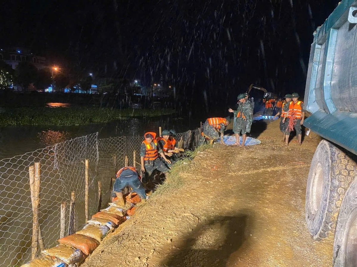 Lực lượng chức năng khẩn trương xử lý sự cố tại tuyến đê Tam Hiệp - Bỉm Sơn. Lực lượng chức năng khẩn trương xử lý sự cố tại tuyến đê Tam Hiệp - Bỉm Sơn.