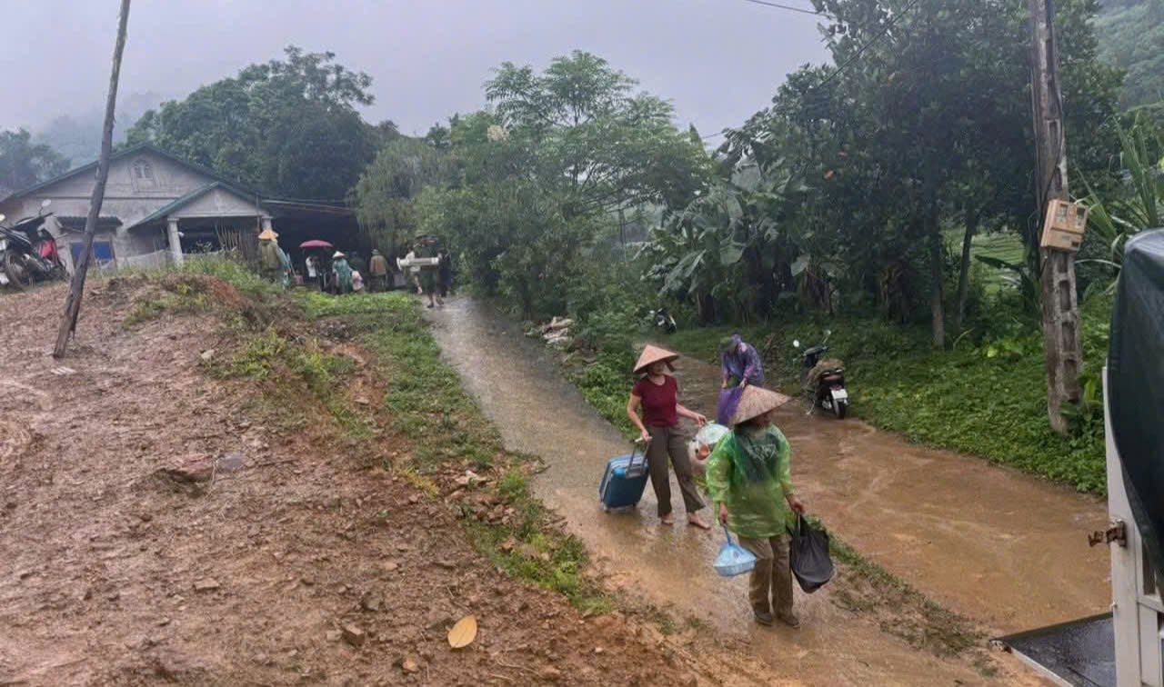 Di chuyển các hộ dân ở xóm Thia, phường Tân Hòa, tỉnh Phú Thọ đến nơi an toàn. Ảnh: Thu Hà. Di chuyển các hộ dân ở xóm Thia, phường Tân Hòa, tỉnh Phú Thọ đến nơi an toàn. Ảnh: Thu Hà.