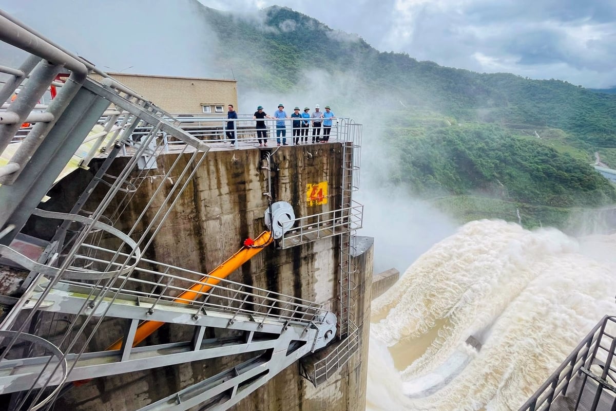 Lưu lượng nước về hồ chứa thủy điện Bản Vẽ đã giảm dần. Ảnh: Quang An. Lưu lượng nước về hồ chứa thủy điện Bản Vẽ đã giảm dần. Ảnh: Quang An.